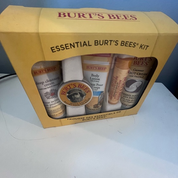 Essential Burt’s bees kit - Picture 4 of 7